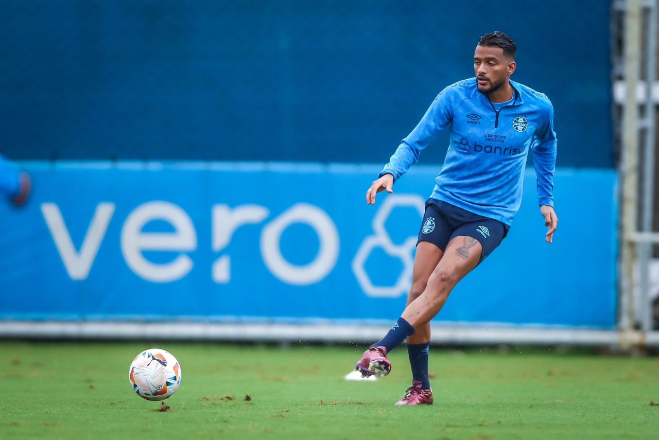 Lateral-esquerdo Reinaldo em treino do Grêmio em 2024