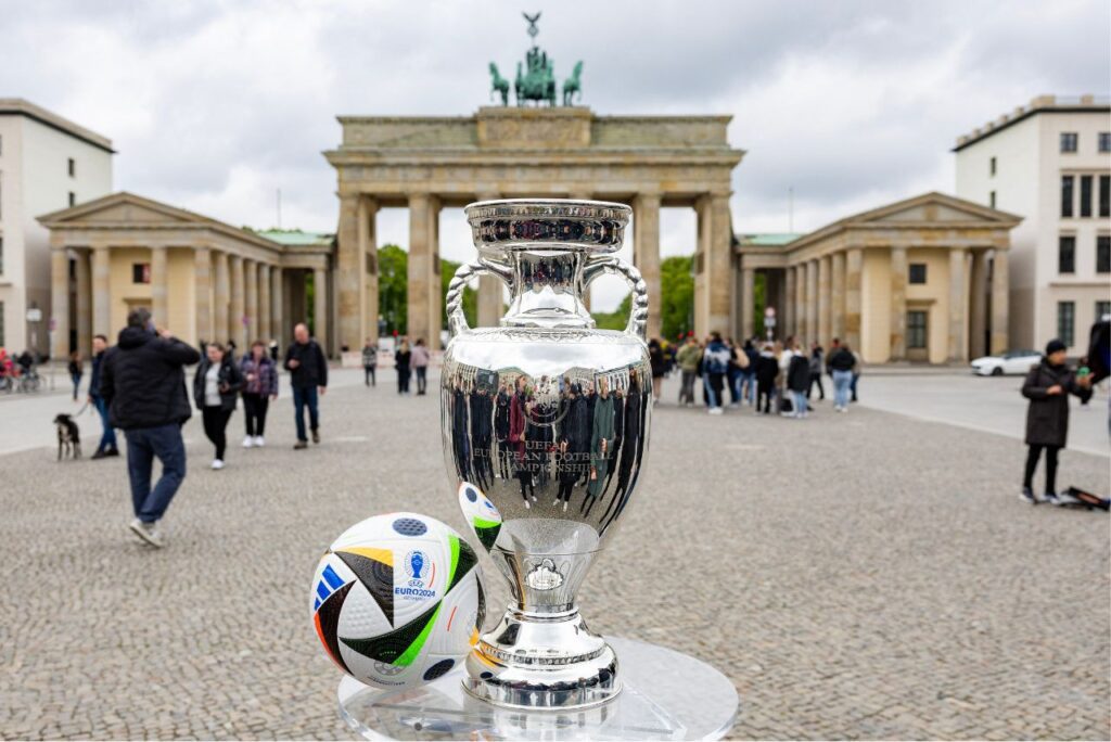 Bola e troféu da Eurocopa 2024