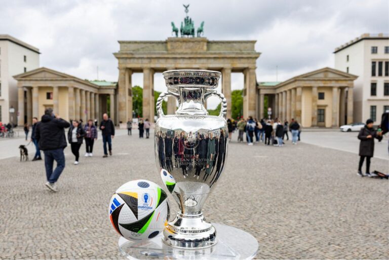 <p>Bola e troféu da Eurocopa 2024. Foto: Odd Andersen/AFP</p>
