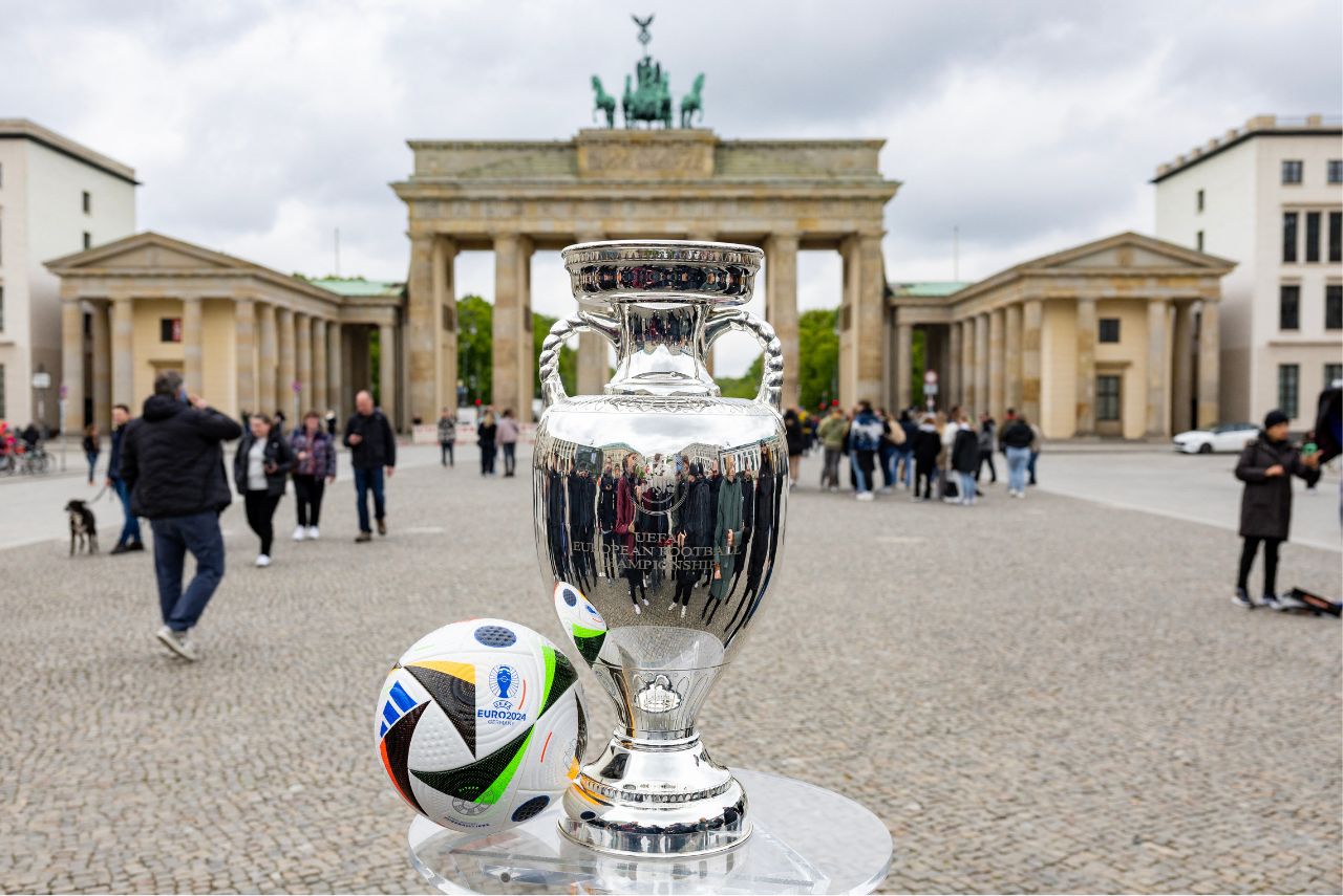 Bola e troféu da Eurocopa 2024