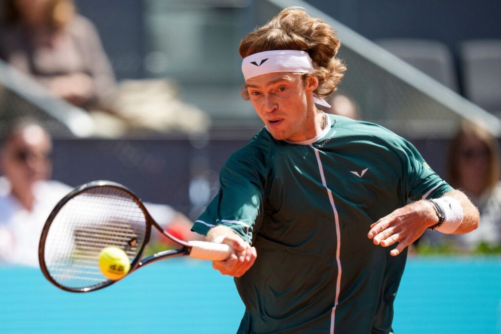 Tenista Andrey Rublev em jogo do ATP 1000 de Madrid 2024