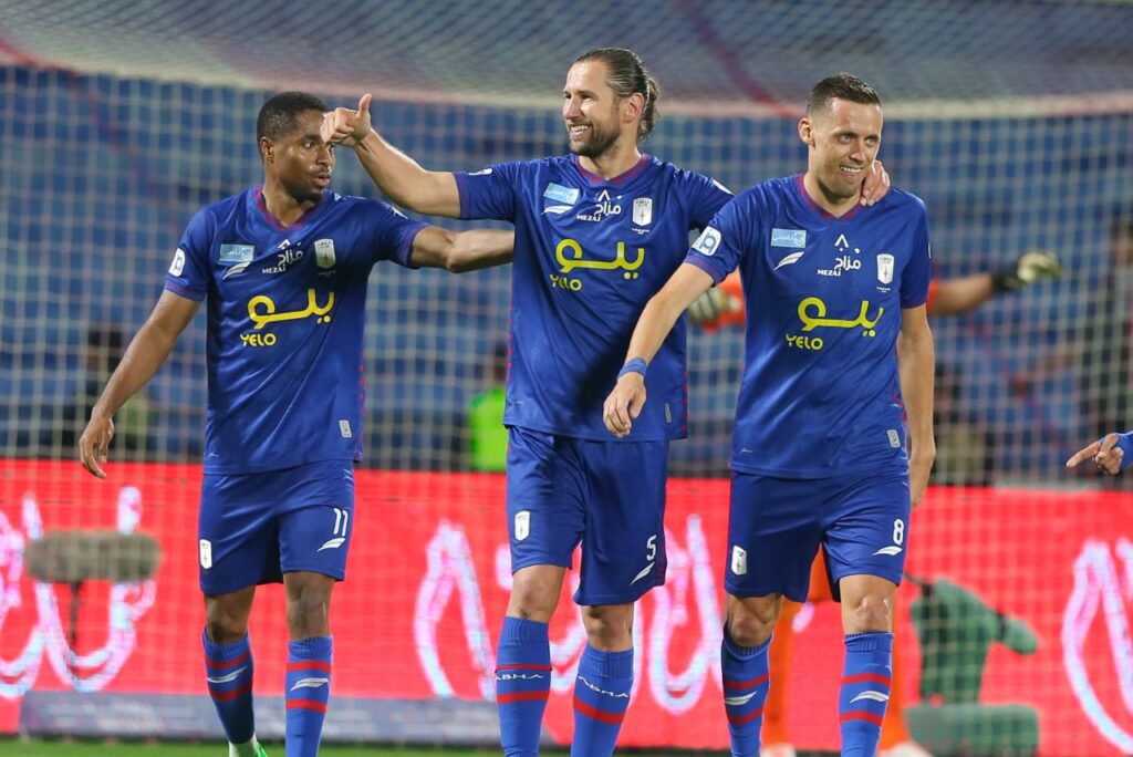 Jogadores do Abha comemoram vitória sobre o Al-Ittihad no Campeonato Saudita