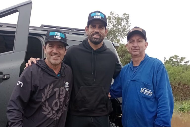 <p>Diego Costa (centro) durante auxílio aos moradores de Eldorado do Sul (Foto: Reprodução)</p>
