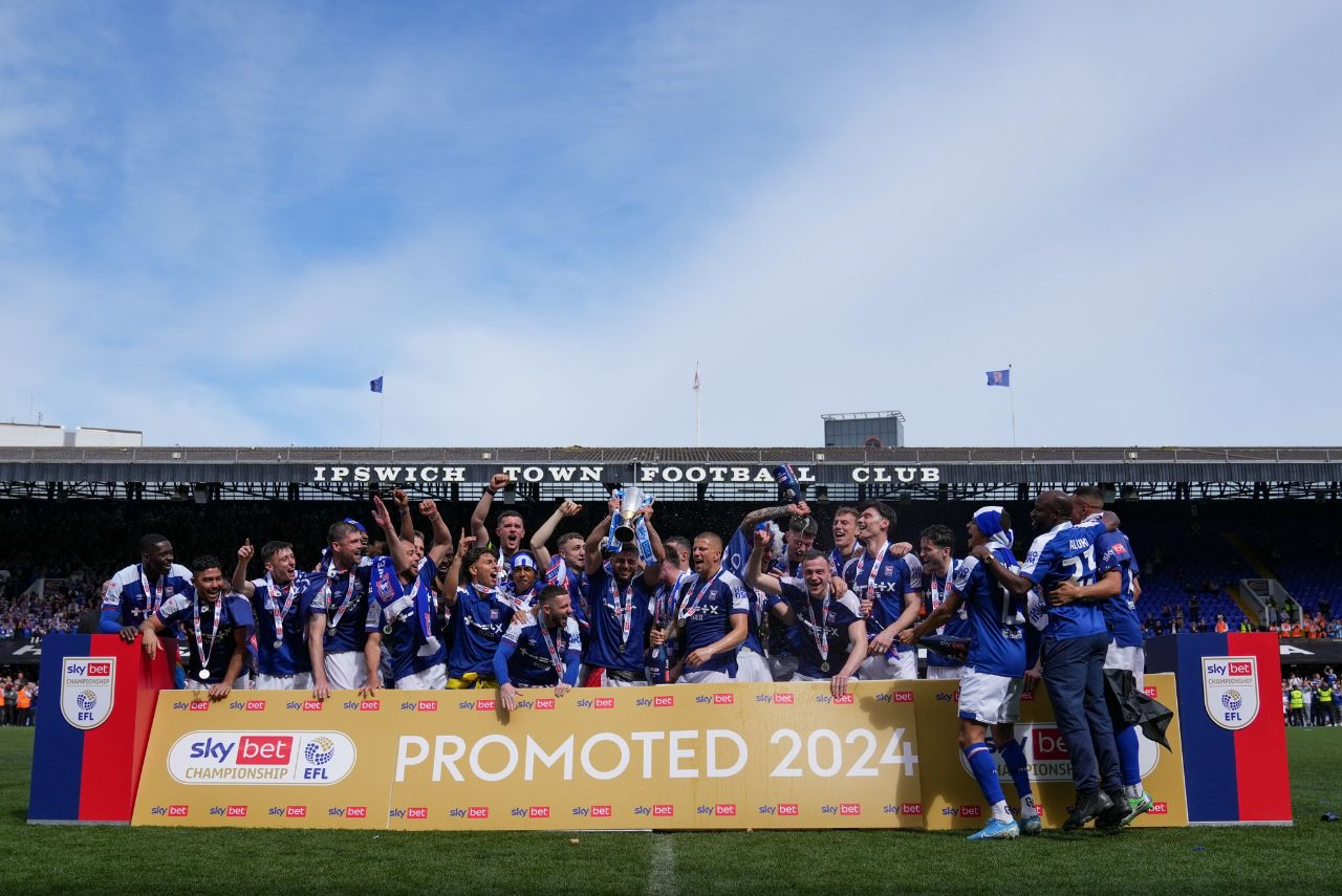 Ipswich Town sobe para a Premier League após 22 anos