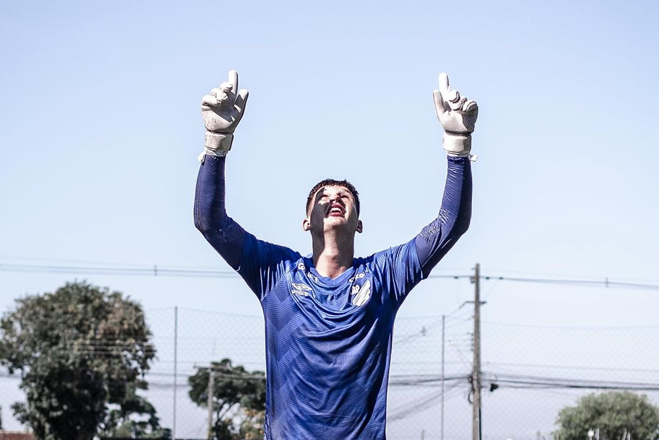 Maksym, goleiro do Athletico-PR