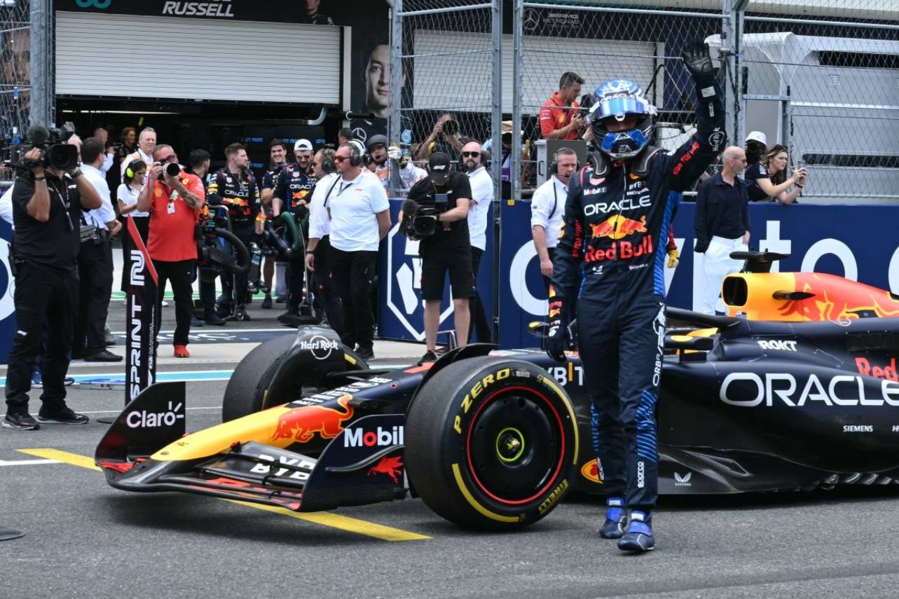 Max Verstappen venceu com mais de 3 segundos de vantagem para Leclerc. Foto: JIM WATSON/AFP