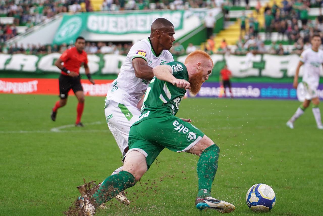 Chapecoense e América-MG balançaram as redes duas vezes cada um. Foto: Tiago Meneghini | ACF