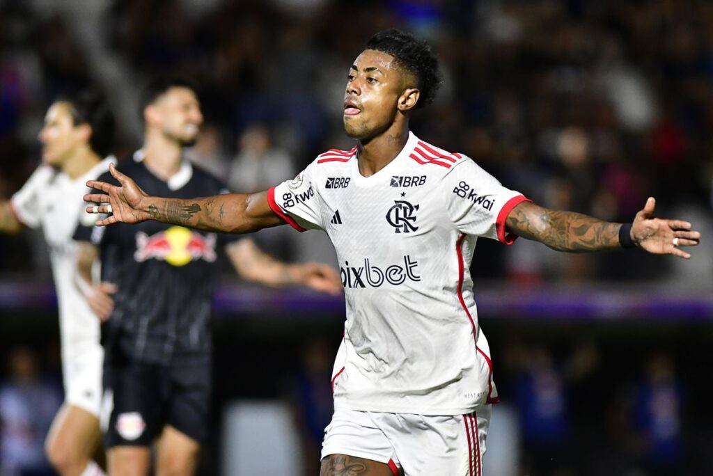 Atacante Bruno Henrique comemora gol no jogo Red Bull Bragantino x Flamengo