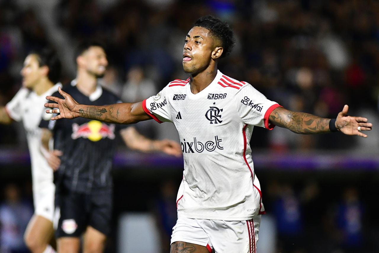 Atacante Bruno Henrique comemora gol no jogo Red Bull Bragantino x Flamengo
