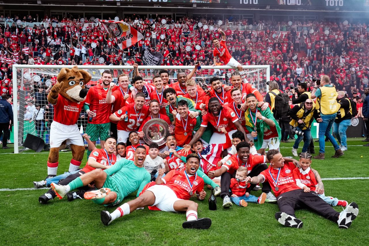 Jogadores do PSV comemoram título holandês