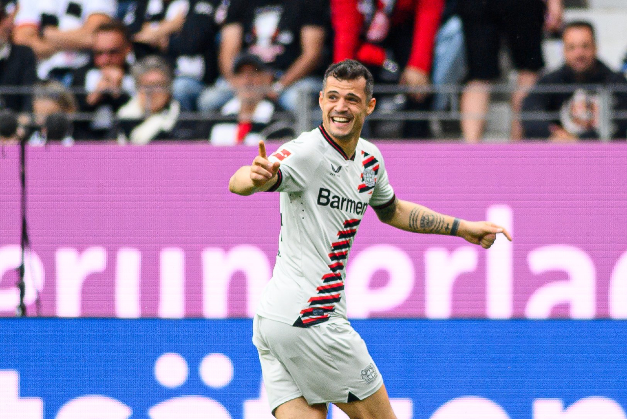 Xhaka comemora primeiro gol do Leverkusen