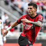 Meia Christian Pulisic em jogo do Milan contra o Genoa