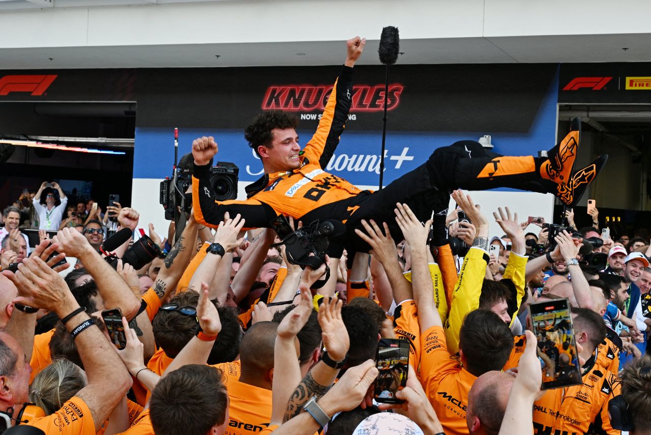 Comemoração de Lando Norris, da McLaren, pela vitória no GP de Miami de Fórmula 1