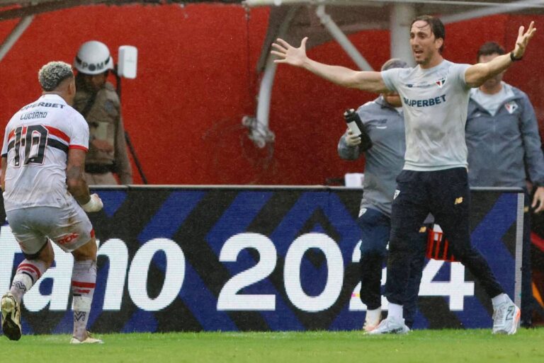 <p>Luciano e Zubeldía comemorando o gol do São Paulo. Foto: Reprodução/X</p>
