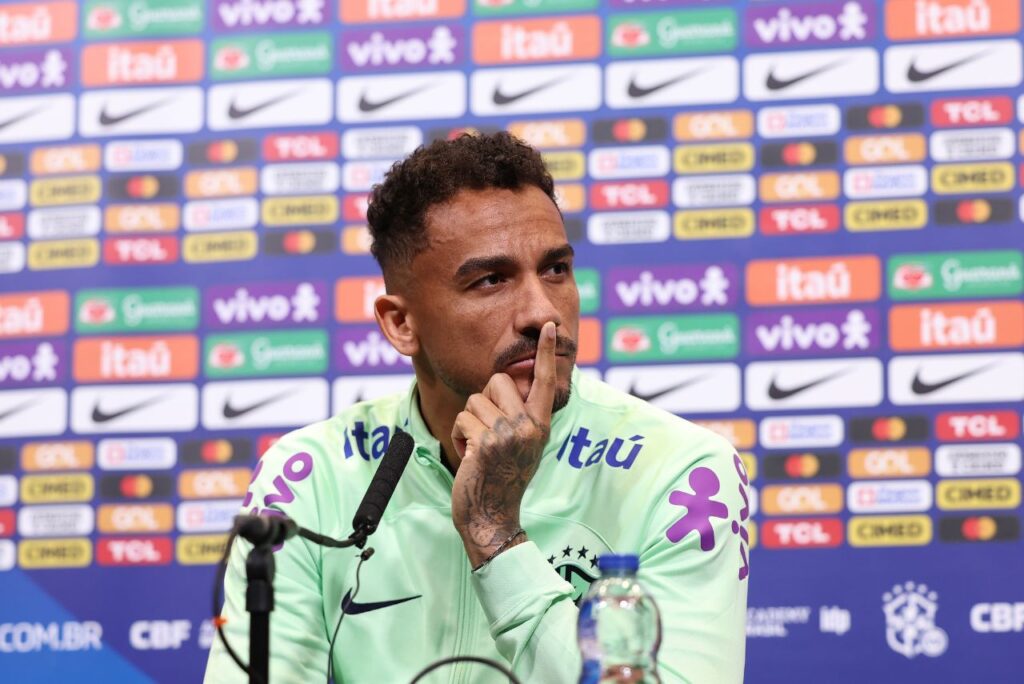 Danilo em coletiva da Seleção