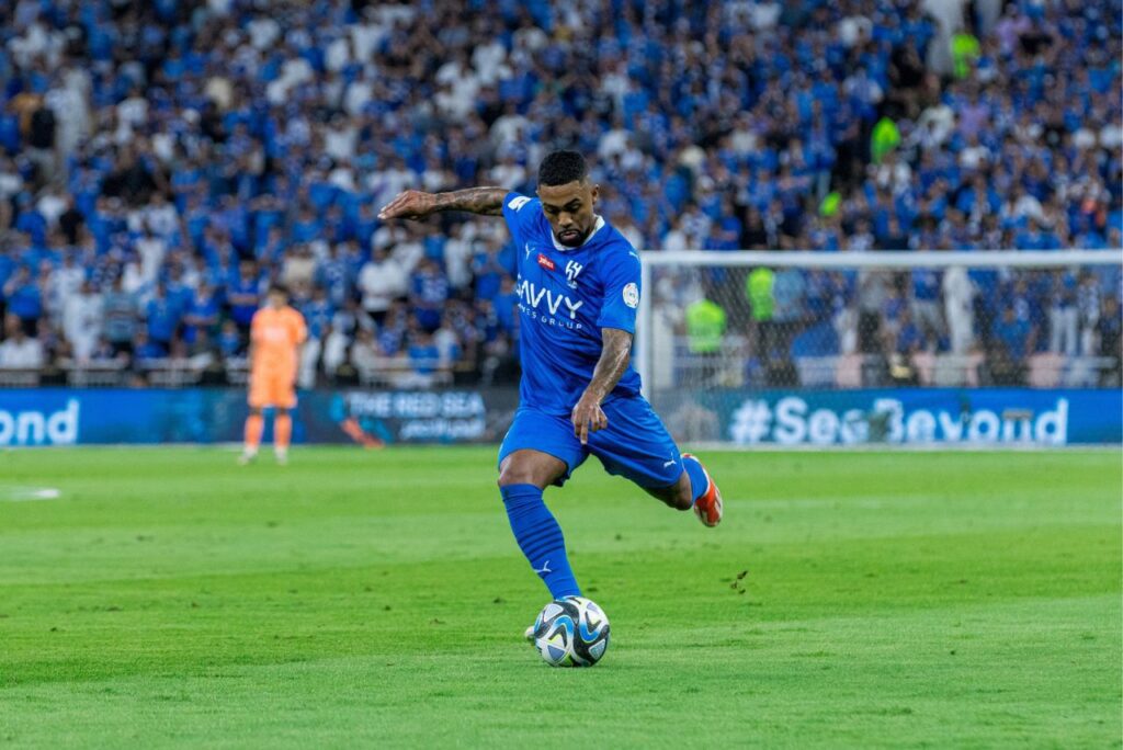 Atacante Malcom em jogo do Al-Hilal contra o Al-Ahli no Campeonato Saudita