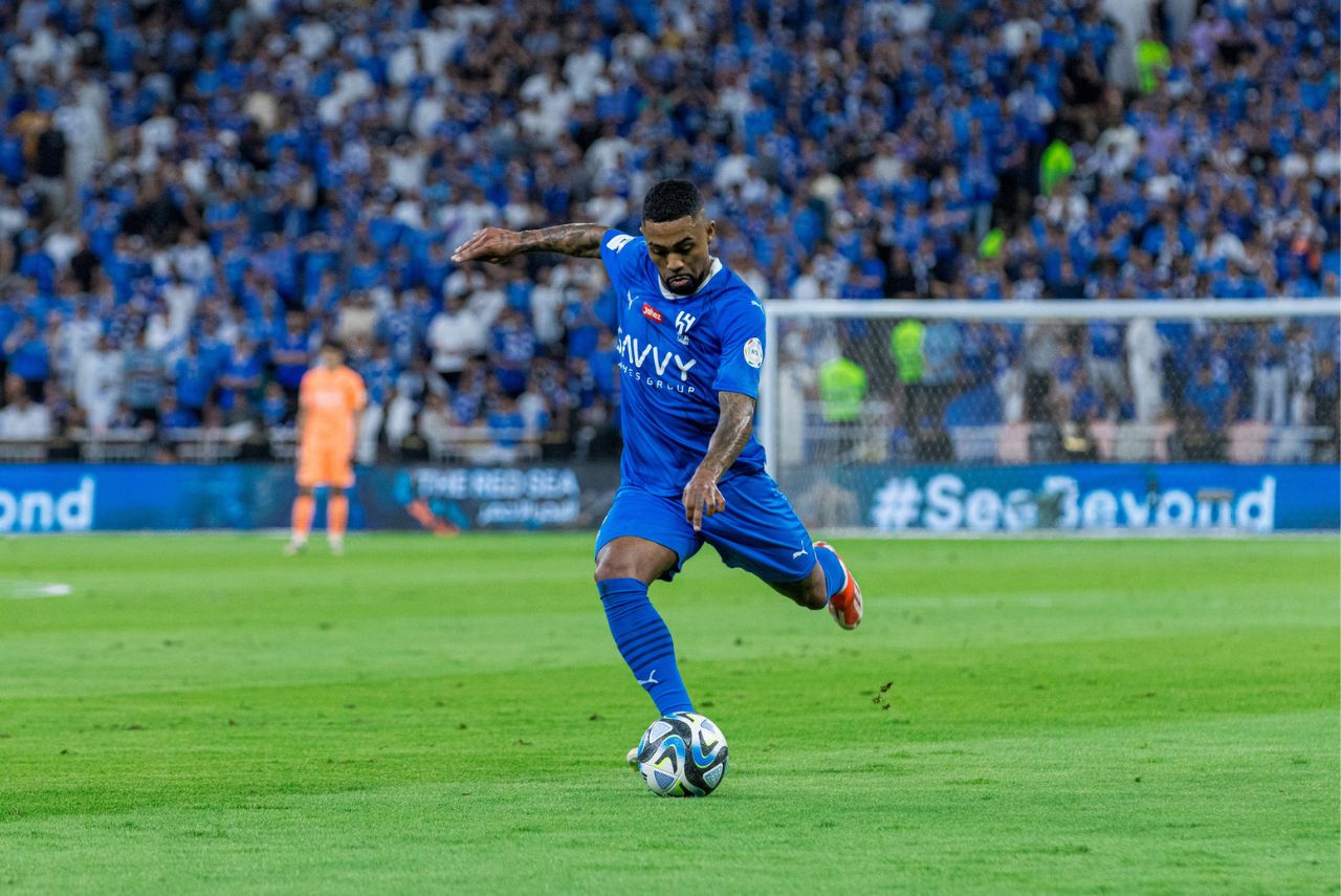Atacante Malcom em jogo do Al-Hilal contra o Al-Ahli no Campeonato Saudita