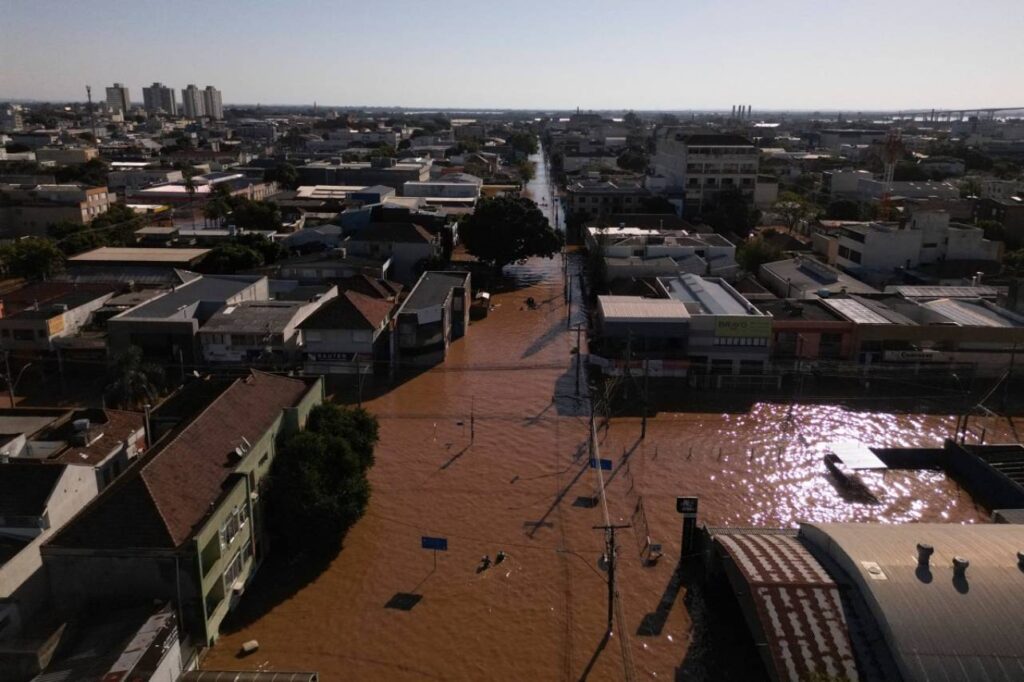 As enchentes deixaram milhares de desabrigados. Foto: FLORIAN PLAUCHEUR/AFP