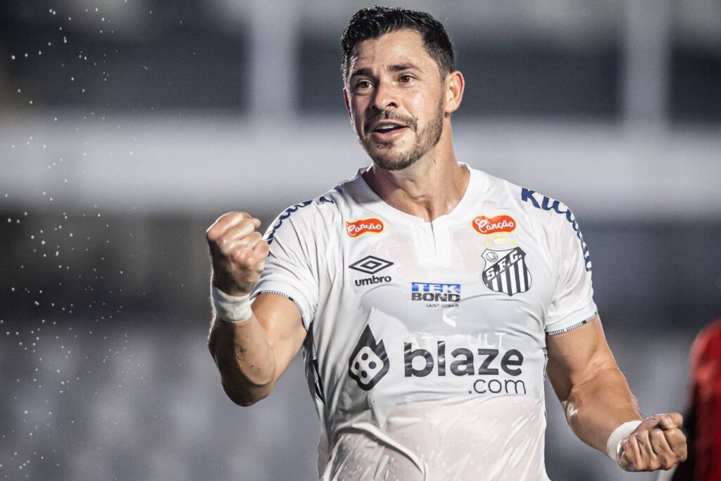 Giuliano marcou o último gol na vitória do Santos. Foto: Raul Baretta/ Santos FC.