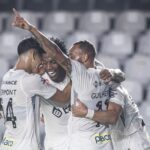 Jogadores do Santos comemoram vitória