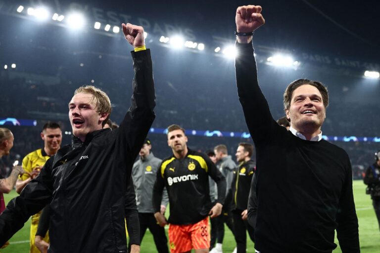 <p>Brandt ao lado do técnico Terzic após vitória do Borussia. Foto: Anne-Christine Poujoulat / AFP</p>
