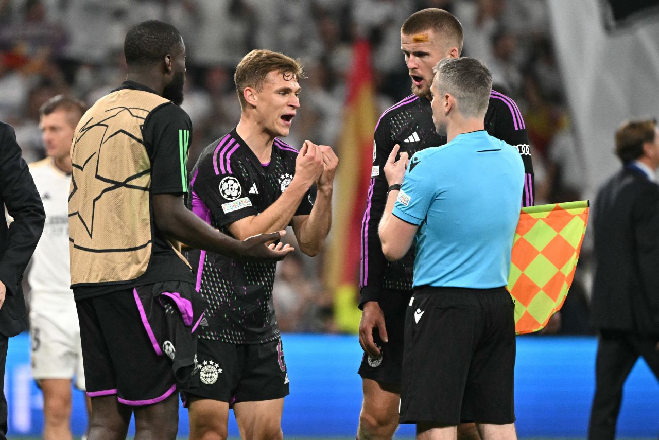 Jogadores do Bayern de Munique questionaram a arbitragem (Foto: Javier Soriano/AFP)