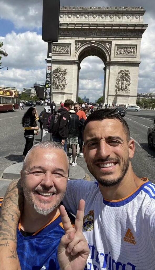 Joselu em Paris para Real Madrid x Liverpool