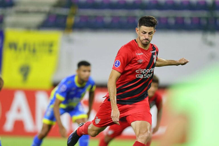 <p>Lucas Di Yorio cobrando pênalti na vitória do Athletico. Foto: José Tramontin/athletico.com.br </p>