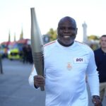 Basile Boli com a tocha olímpica