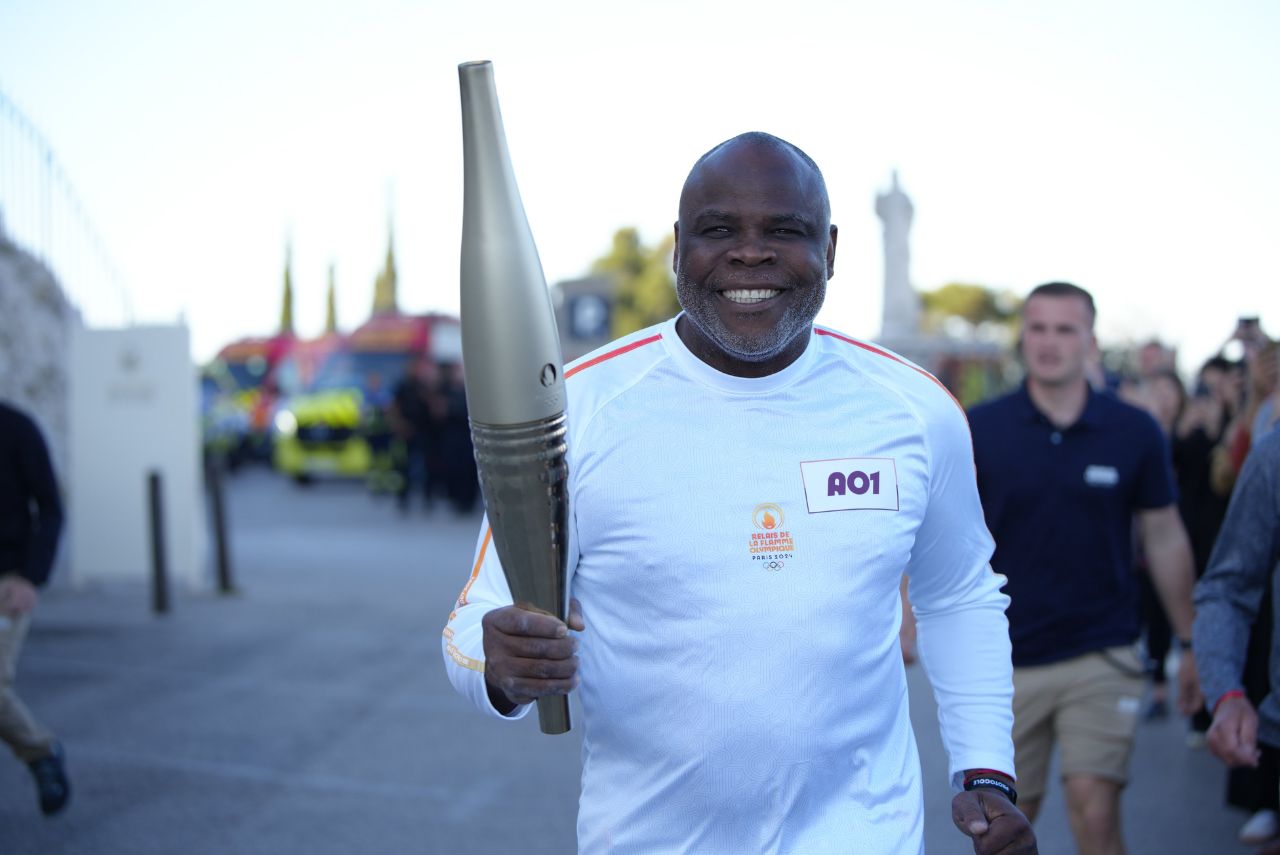 Basile Boli com a tocha olímpica