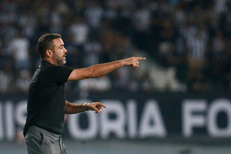 <p>Artur Jorge durante vitória do Botafogo. Foto: Vitor Silva/Botafogo</p>

