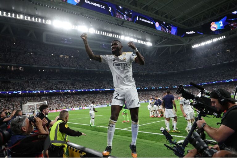 <p>Rüdiger comemora virada do Real Madrid sobre o Bayern (Foto: Thomas Coex/AFP)</p>
