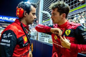 Xavi Marcos e Charles Leclerc, da Ferrari, em GP da Fórmula 1 em 2023