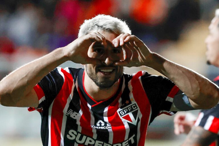 <p>Calleri vai desfalcar o São Paulo nos próximos jogos (Foto: Divulgação/SPFC)</p>
