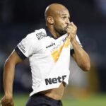 Fellipe Bastos com a camisa do Vasco