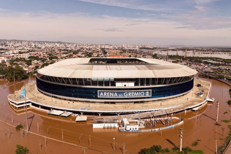 <p>Arena do Grêmio foi atingida pelas fortes chuvas (Foto: Carlos Fabal/AFP)</p>
