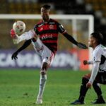 Bruno Henrique durante a partida contra o Palestino. Foto: JAVIER TORRES/AFP