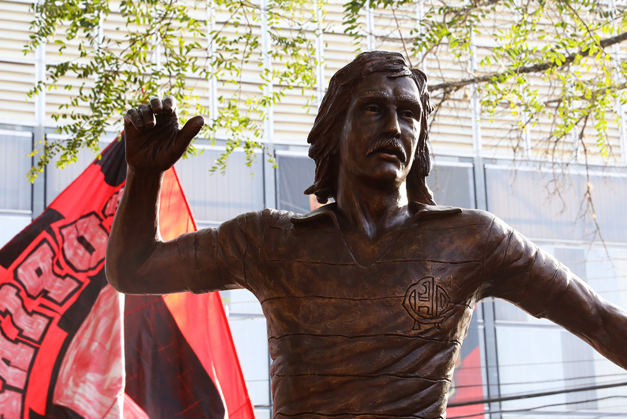 Estátua de Sicupira, ídolo do Athletico-PR