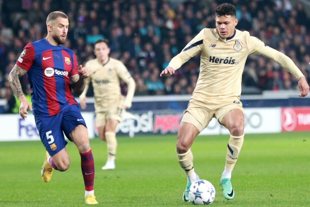 Atacante Evanilson, do Porto, em jogo contra o Barcelona