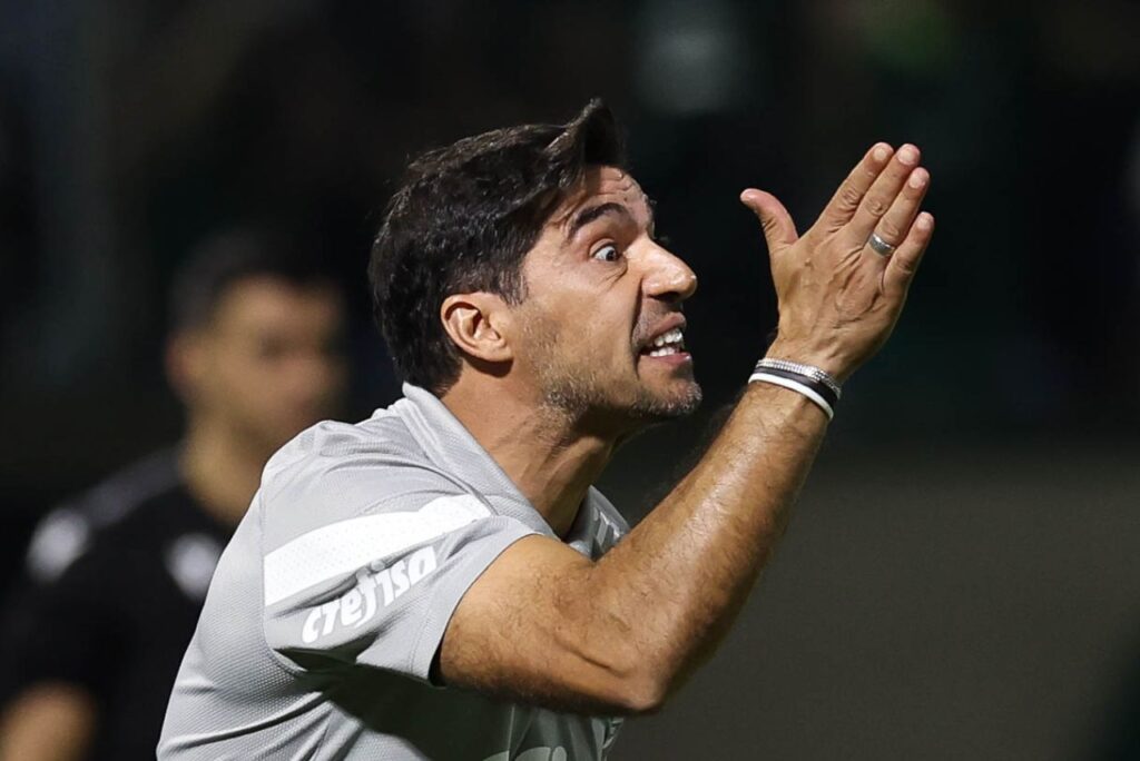 Técnico do Palmeiras durante derrota