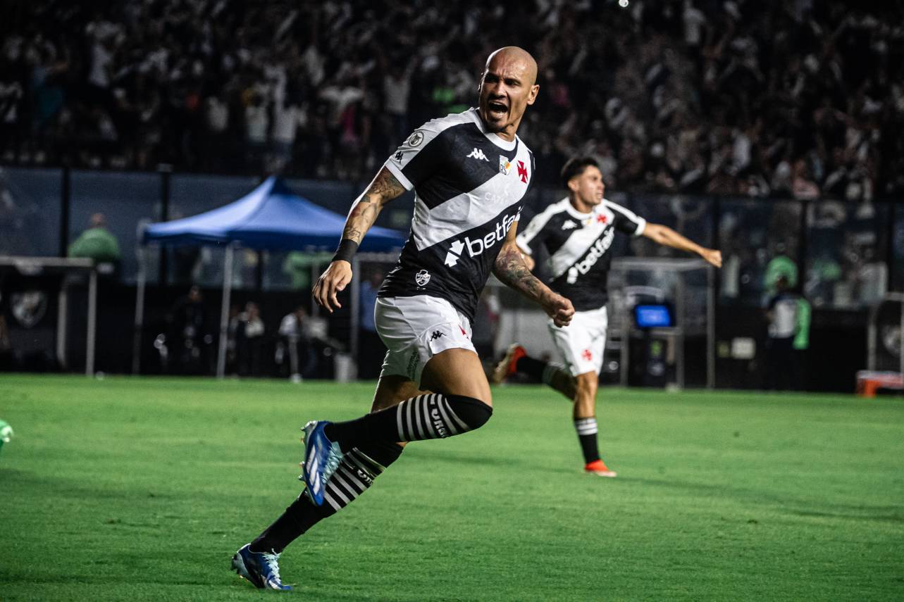 Maicon comemorando o primeiro gol com a camisa do Vasco. Foto: Leandro Amorim/Vasco