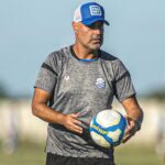 Treinador Cristian de Souza em treino do CSA em 2024
