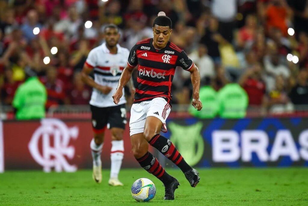 Flamengo prorroga contrato do volante Igor Jesus por mais dois anos