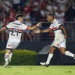 Bobadilla e Juan comemoram gol do São Paulo