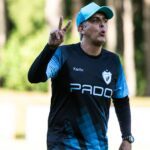 Treinador Emerson Ávila em treino do Londrina em 2024
