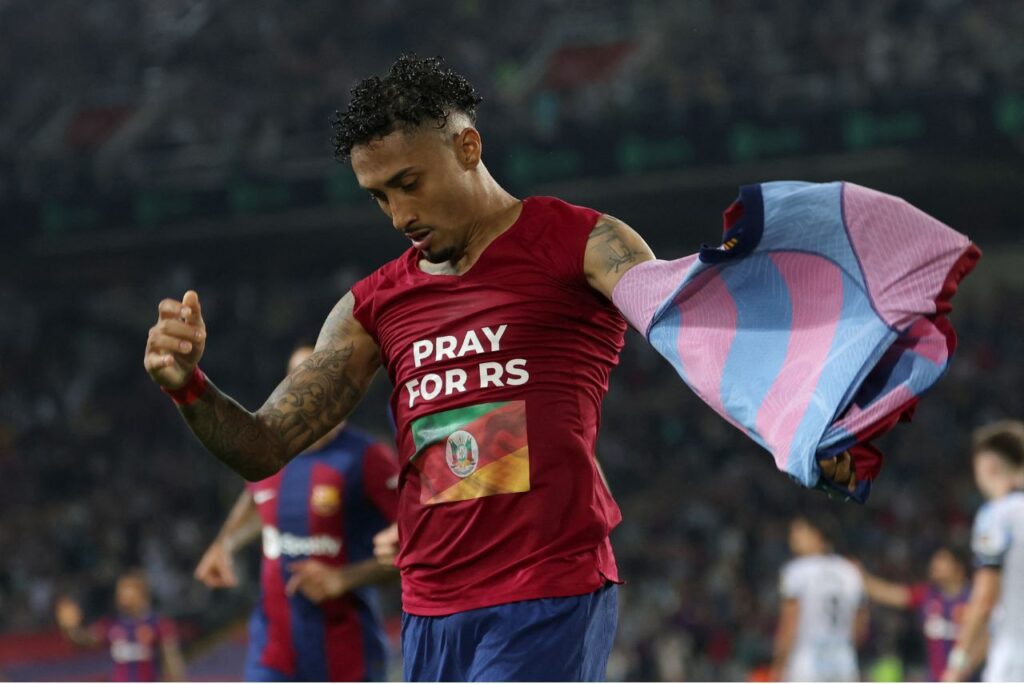 Raphinha prestou solidariedade ao Rio Grande do Sul após gol pelo Barcelona (Foto: Lluis Gene/AFP)