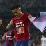 Raphinha prestou solidariedade ao Rio Grande do Sul após gol pelo Barcelona (Foto: Lluis Gene/AFP)