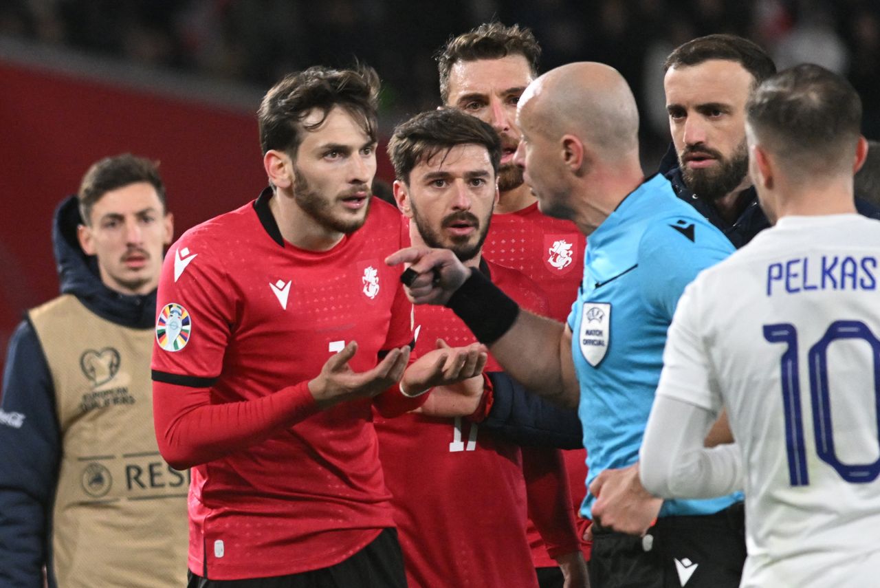 Árbitro é questionado em jogo entre Grécia e Geórgia nas eliminatórias da Eurocopa 2024 (Foto: Vano Shlamov/AFP)