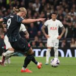 Halland cobrando pênalti pelo City