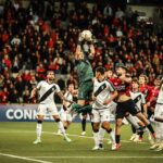 O Athletico, mesmo com a derrota, segue na liderança do grupo. Foto: Reprodução/X